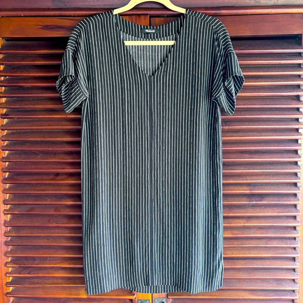 Madewell short dress v neck and short sleeves. XXS but runs more like a S